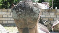 Ornamen peti kubur batu