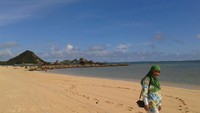 Pantai Senggigi dengan pasir mericanya