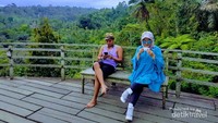 Nikmatnya menyeruput kopi dengan latar belakang pemandangan yang indah