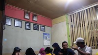 Suasana di dalam warung kopi