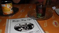 Secangkir kopi dan susu yang bisa ditambahkan sesuai selera