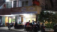 Suasana warung kopi saat malam hari