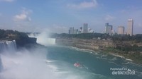MAID OF THE MIST TOUR BOATS. KAPAL INI BERASAL DARI CANADA SIDE KARENA PESERTA MENGGUNAKAN COAT BERWARNA MERAH.