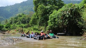 Nikmati Long Weekend dengan Tubing River