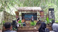 Santuy: Live music performance oleh band lokal, bisa request lagu lho...