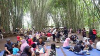 Teduh: para pengunjung menikmati jajanan dan live music di bawah rumpun bambu yang rindang beralas tikar yang disediakan