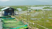 Rawa Pening dengan latar Gunung Ungaran dan Gunung Merbabu