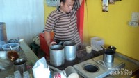 Oji sedang meracik Sanger