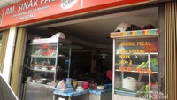 Tempat asyik menikmati soto Medan adalah di RM Sinar pagi