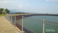 Pemandangan alam dan bukit dari Embung Banjaroya
