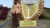 Berfoto di depan durian raksasa di pintu masuk Embung Banjaroya