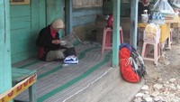 Duduk lesehan sambil menikmati semangkuk Serabi Kuah
