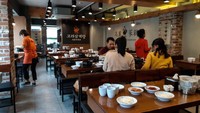 Suasana restoran yang rapi dan bersih membuat makan semakin nyaman.