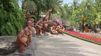 Patung orang utan di Nong Nooch Village.