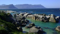 Panorama cantik, batu-batuan granit dan perairan biru Boulders Beach di Afrika Selatan (areyouhere-areyouthere.blogspot.com)