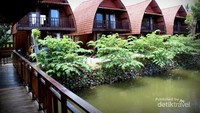 Di belakang resto, ada penginapan semacam bungalow yang unik
