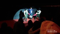 Pengunjung yang diajak naik ke atas panggung