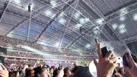 Suasana antusias para fans saat konser berlangsung
