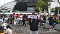 Bersiap masuk lokasi konser di National Stadium Singapura