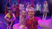 Usai pertunjukan bisa berfoto bersama para pemain