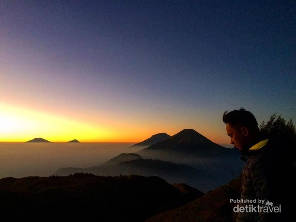 We call it magic hours or golden hours. Sesuatu yang membuat mereka selalu ingin kembali ke prau untuk kesekian kalinya We call it magic hours or golden hours. Sesuatu yang membuat mereka selalu ingin kembali ke prau untuk kesekian kalinya