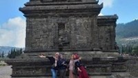 ke Prau itu banyak bonus, bisa sekalian jalan-jalan ke Candi Arjuna (lumayanlah buat koleksi ganti profile picture)    
