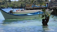 Mereka bermain air dengan riang