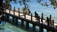 Banyak anak kecil yang bermain di Pantai Iboih