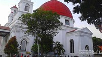 Kubah gereja Blendug dengan warna merah yang mencolok
