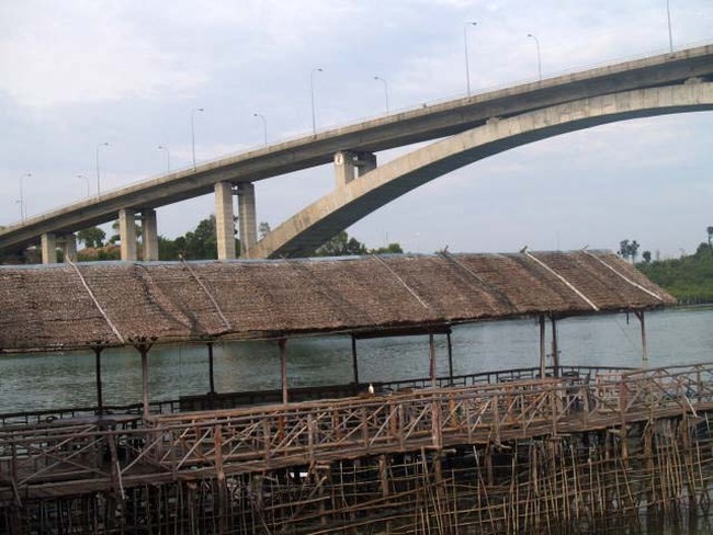 Nuansa Santap Sea Food, Di kaki Jembatan Barelang 5