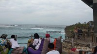 Memandang lautan lepas dari Dream Beach di temani es kelapa muda bersama teman.