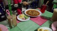Sepiring mie Aceh versi rebus siap diicip ditemani teh tarik