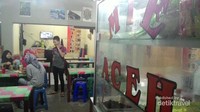 Mie Aceh begitulah nama yang tertera di rak warung Bang Wali