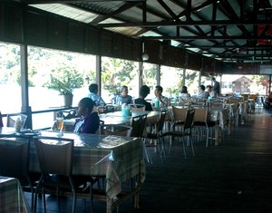 Nyam! Nikmatnya Makan di Bibir Danau Sentani