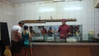 Pengunjung melihat langsung ikan yang akan dimasak (Faela Shafa/detikTravel)