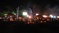 Suasana makan malam yang romantis di Jimbaran (Faela Shafa/detikTravel)