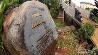 Pasangan muda mudi menikmati suasana romantis di sana