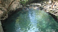 Kolam pemandian yang airnya biru sehingga disebut Blue Lagoon