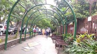 Tempat duduk tersedia di sepanjang Jalan Bandung dan Veteran