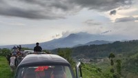 peserta off road sedang menikmati pemandangan alam