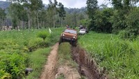 menyusuri tepian jurang dan gunung