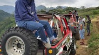 penulis sedang berada di salah satu kendaraan off road