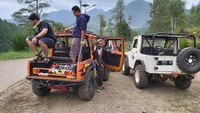 Penulis berada di salah satu kendaraan off road