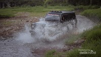 Serunya pengalaman Off Road di sini adalah trek yang harus dilalui Jeep adalah jalanan alami yang banyak terdapat rintangan seperti jalanan berlumpur, jalanan bolong-bolong, jalanan nanjak sebelah hingga Jeep yang aku tumpangi mengalami selip.
