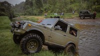 Extremenya parkir Jeep yang telah menempuh perjalanan memacu adrenalin selama 2 jam.