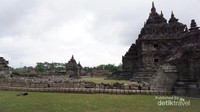 View candi utama sebelah utara diapit susunan batu pembatas