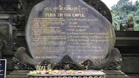 Patung yang berada di halaman Pura Tirta Empul.