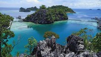 Kimaboe Hills yang menjadi ikon Labengki dengan view Raja Ampat