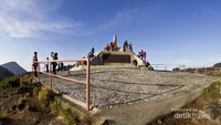 Mengabadikan momen indah di puncak Kelimutu.