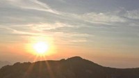 Sunrise nan menawan di langit Kelimutu.